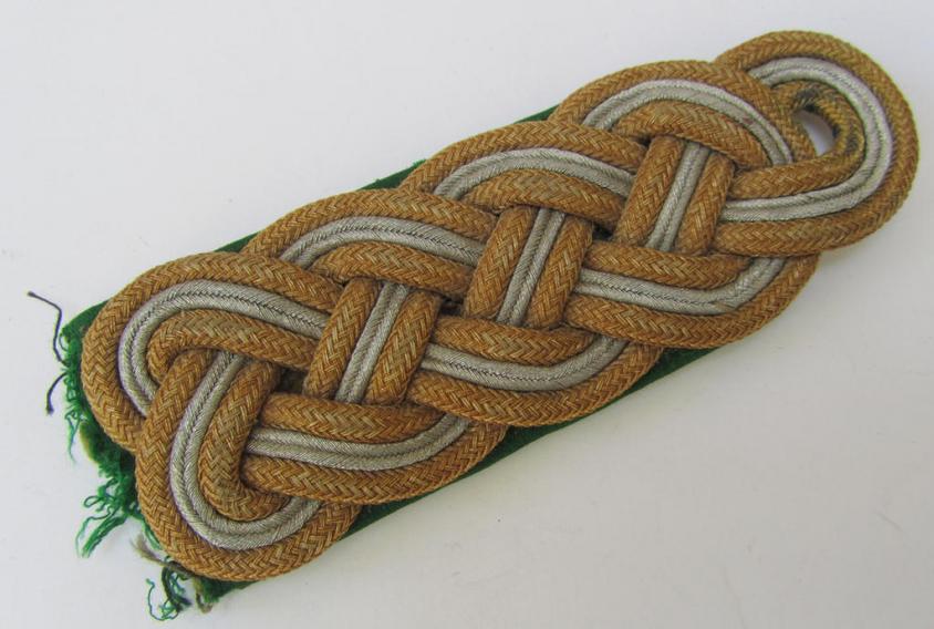 Superb - albeit regrettably single! - police (ie. 'Polizei') general-officers'-type shoulderboard, as was executed in golden- ie. silver-toned braid, as was intended for usage by a: 'SS-Brigadeführer und Generalmajor der Polizei'
