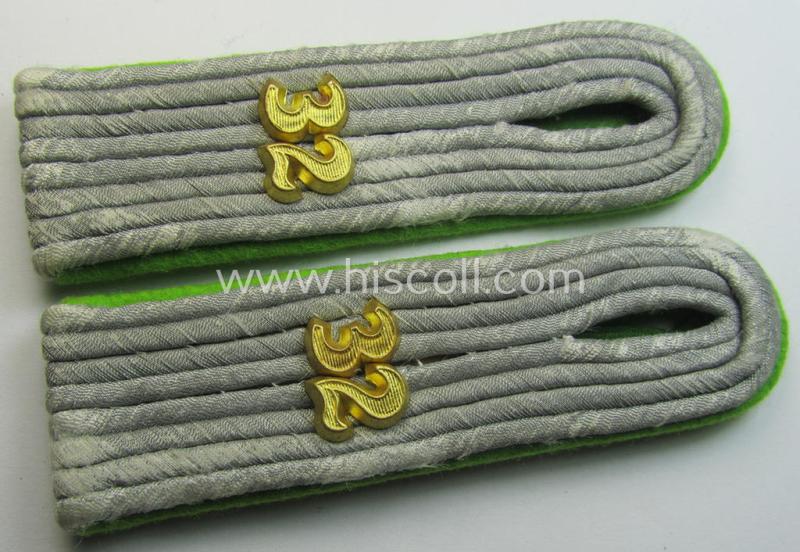 Superb - fully matching and actually scarcely found! - pair of WH (Heeres) officers'-type shoulderboards as piped in the bright-green- (ie. 'hellgrüner'-) coloured branchcolour as was intended for a: 'Leutnant des Grenadier-Regiments 32'