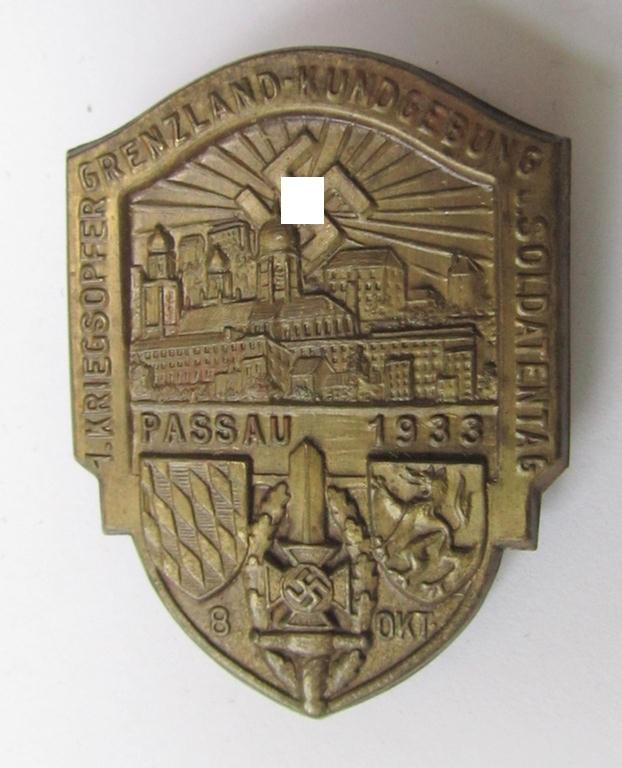 Neat, commemorative-, tin-based- and/or: golden-bronze-coloured - N.S.D.A.P.- related 'tinnie', depicting an eagle- ie. swastika-sign showing the text: '1. Kriegsopfer Grenzland Kundgebung u. Soldatentag - 8. Okt. Passau'