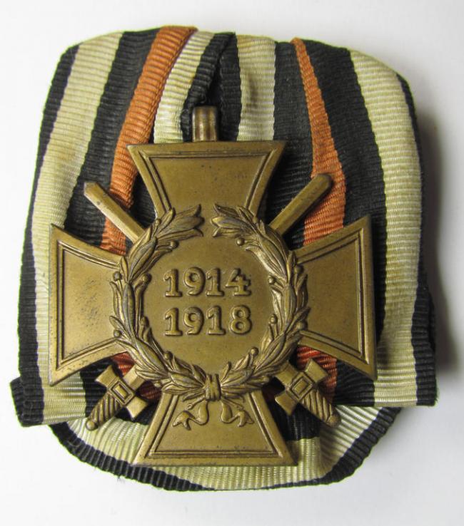 Bronze-toned so-called: 'Einzelspange' showing a: 'Frontkämpferkreuz 1914-18 mit Schwerter' (ie.: 'Kriegsteilnehmerkreuz 1914-18 mit Schwerter') being a detailed- and/or IMO zinc- ie. 'Feinzink'-based, specimen