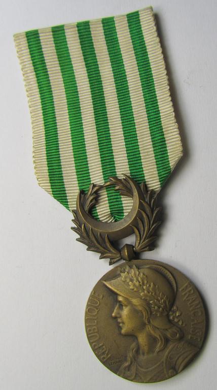 Attractive French, 'Troisieme Republic-period', so-called: 'Dardanelles'-islands campaign-medal (ie. 'Médaille Commémorative de l'Expédition du Dardanelles') that comes mounted on its period-ribbon