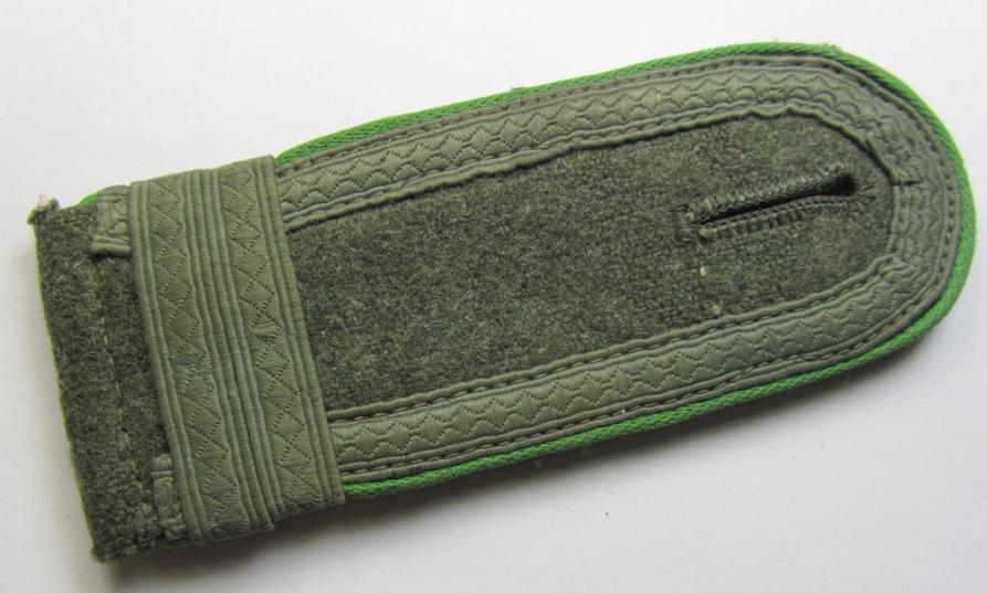 Single - but nevertheless scarcely found! - WH (Heeres) I deem mid-war period- (ie. 'M43'-pattern-) NCO-type shoulderstrap as was intended for usage by an: 'Unteroffizier u. Offiziers-Anwärter der Panzer-Grenadier-Truppen'