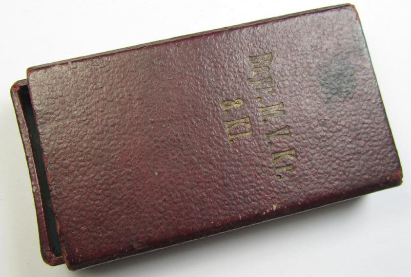 (Pre) WWI-period, bordeaux-red-coloured (albeit empty) etui as was intended to store a: 'Bayern Militär-Verdienstkreuz 2. Klasse' (that shows the makers'-designation: 'Hofkunstanstalt Jacob Leser - Straubing')