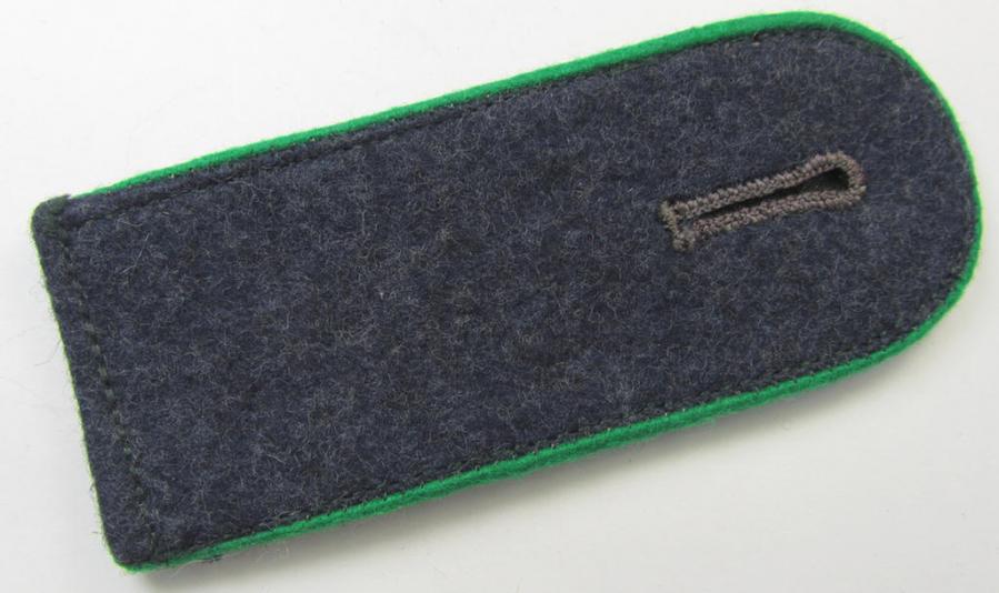 Single, later-war-period- and somewhat simplified, WH (Luftwaffe) enlisted-mens'-type shoulderstrap as piped in the green-coloured branchcolour as was intended for usage by a: 'Soldat der Felddivision-Truppen'