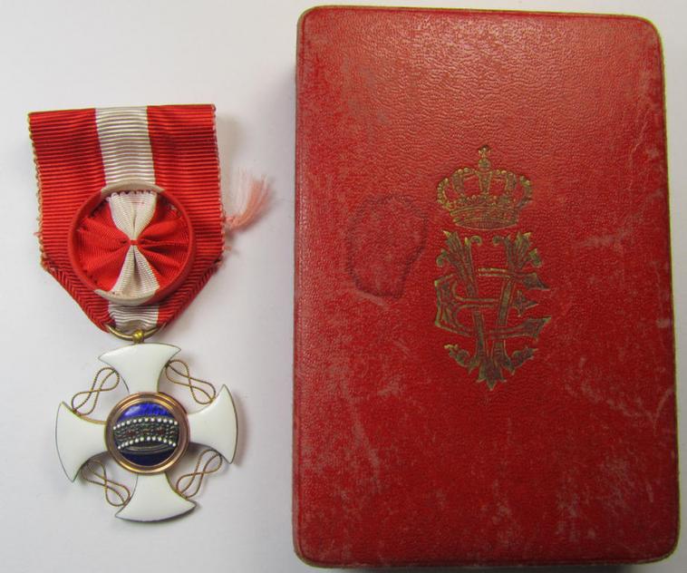 Italian WWII-period: 'Orden der Italienischen Krone - Ritterkreuz für Offiziere' being a nicely preserved example that came stored in its luxuriously styled, bright-red-coloured etui (marked: 'Cra Vanzola - Roma')