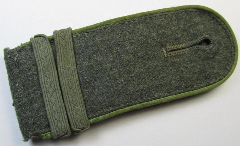 Single - but nevertheless scarcely found! - WH (Heeres) I deem mid-war period- (ie. 'M43'-pattern-) EM-type shoulderstrap as was intended for usage by a: 'Soldat u. Feldwebel-Anwärter der Panzer-Grenadier-Truppen'