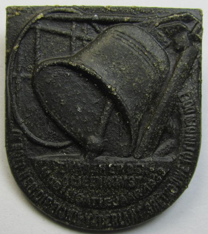 Dutch NSB-party-related, lapel-pin (ie. 'Veranstaltungsabzeichen' ie. tinnie) that is executed in silver-toned- (ie. aluminium-based-) pot-metal and that is depicting the text: 'Zwarthemden-Bijeenkomst - Mobilisatiejaar 1939'