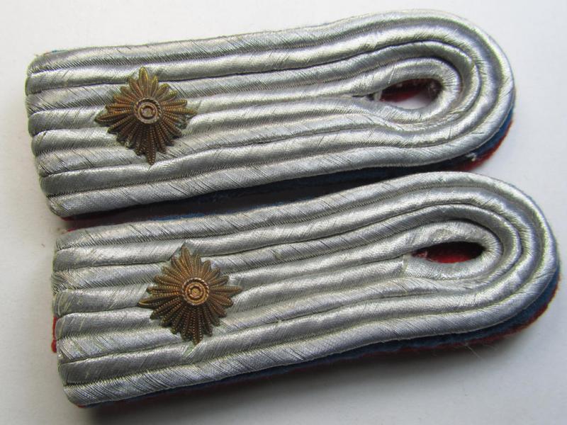 Attractive - and/or fully matching! - pair of WH (Luftwaffe) officers'-type, dual- (ie. bright-red/darker-blue-) piped shoulderboards as was specifically intended for an: 'Oberleutnant der Reserve der Flak-Artillerie-Truppen'