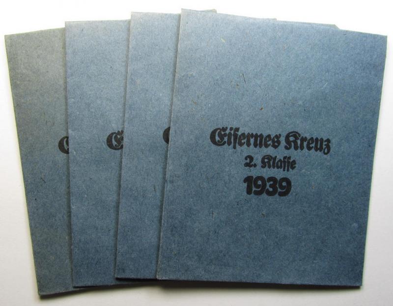 Neat, 'Zellstoff'-based medal-pouch, entitled: 'Eisernes Kreuz 2. Klasse 1939' being a darker-blue-coloured example as executed in typical: 'Zellstoff'-based paper, as was produced by the maker: 'Carl Forster & Graf'