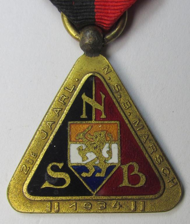 Superb - and rarely encountered! - Dutch NSB-party-related: 'Marschmedaille' being an award in the format of a multi-coloured, enamelled: 'Ledendraagteken' that was issued to commemorate participation in the: '2de Jaarl. N.S.B. Marsch - 1934'