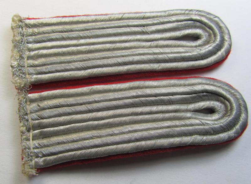 Attractive - and fully matching! - pair of WH (Luftwaffe) officers'-type shoulderboards as was intended for usage by a: 'Leutnant eines Flakartillerie-Abteilungs o. Regiments'