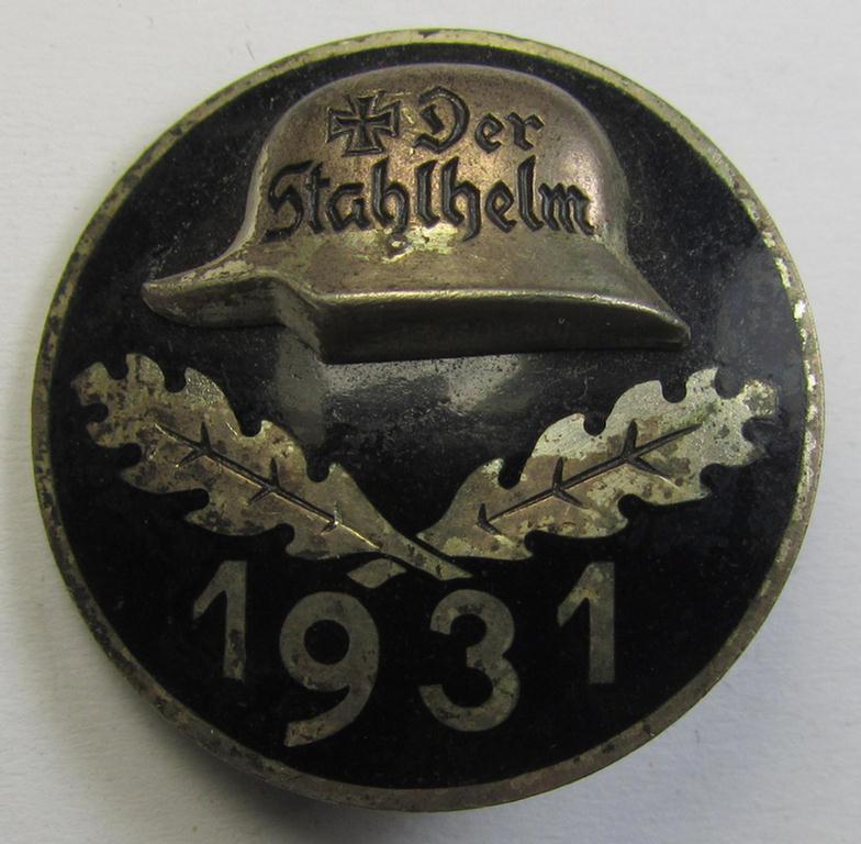 Attractive, enamelled lapel-pin: 'Der Stahlhelm' - Bund der Frontsoldaten (Sta) - Eintrittsabzeichen 1931' which is nicely engraved: 'IV. Sa. 757' and dated: '14.4.31' and that comes in an overall nice (and/or fully undamaged!), condition