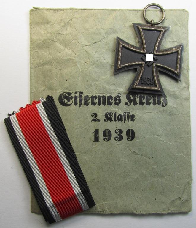 Neat - and matching! - 'EK II. Klasse'-set comprising of a non-maker-marked specimen that comes with its original ribbon (ie. 'Bandabschnitt') and 'Zellstoff'-based pouch as  produced by the company: 'F. Zimmermann' (ie. 'Hersteller 6')