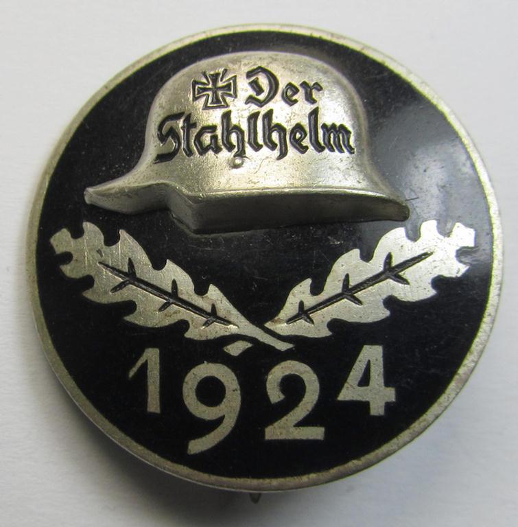 Attractive, enamelled lapel-pin: 'Der Stahlhelm' - Bund der Frontsoldaten (Sta) - Eintrittsabzeichen 1924' which is nicely engraved: 'VI. Ns. 3809' and dated: '22.8.24' and that comes in an overall nice- (and/or fully undamaged!), condition