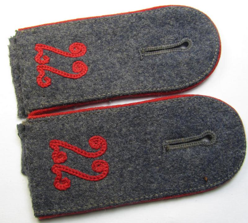 Attractive - and/or fully matching! - pair of WH (Luftwaffe) 'cyphered', enlisted-mens'-type shoulderstraps as piped in the bright-red-coloured branchcolour as intended for usage by a soldier who served within the: 'Flak-Artillerie-Abteilungs 22'