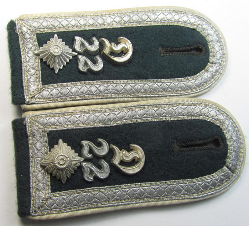 Attractive - and fully matching! - pair of WH (Heeres), early- (ie. pre-) war-period- (ie. 'M36 o. 40'-pattern) 'cyphered' NCO-type shoulderstraps as was intended for usage by a: 'Feldwebel der Divisionsstabs des 22. Infanterie-Divisions'