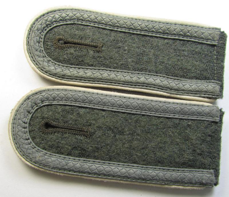 Attractive - and fully matching! - pair of WH (Heeres) NCO-type (ie. 'M40-/M43'-pattern) shoulderstraps as piped in the white- (ie. 'weisser'-) coloured branchcolour as was intended for usage by an: 'Unteroffizer eines Infanterie-Regiments'