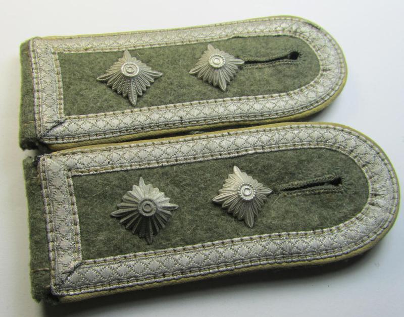Attractive - and fully matching! - pair of WH (Heeres) 'M41 o. M43'-pattern, 'standard-issue'-type shoulderstraps as was intended for usage by an: 'Oberfeldwebel eines Nachrichten-Regiments o. Abteilungs'