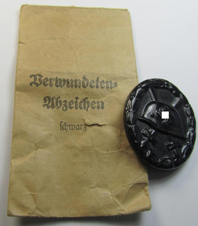 Superb, black-class wound-badge (or: 'Verwundeten-Abzeichen in Schwarz') being a non-maker-marked example that comes stored in its original, carton-based pouch as was produced by the maker (ie. 'Hersteller'): 'Richard Simm & Söhne'