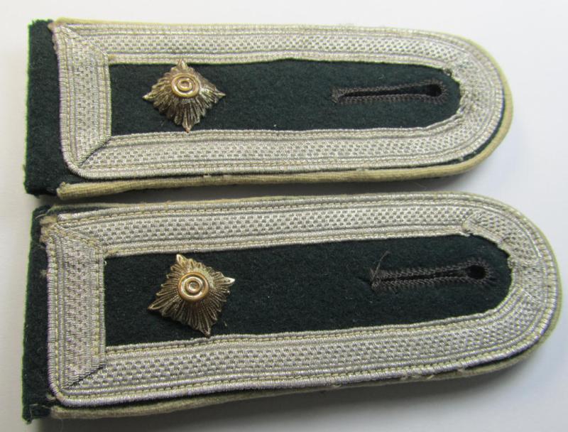 Attractive - and fully matching! - pair of WH (Heeres), early-war-period- (ie. 'M36'- ie. 'M40'-pattern) NCO-type shoulderstraps as was intended for usage by a: 'Feldwebel eines Infanterie-Regiments'