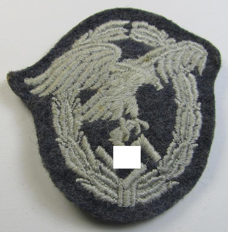 Very detailed example of a WH (Luftwaffe) 'Beobachtersabzeichen in Stoff' (or: observers-badge in cloth) being a neatly machine-stitched- and/or nicely 'padded' specimen