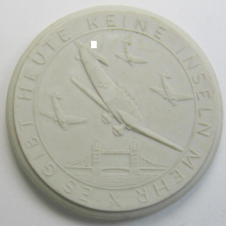 Attractive - and not that often encountered! - white-toned- and/or: 'Meissen'-porcelain-based: 'Erinnerungs- o. nichttragbare Medaille' showing some Stuka’s and bearing the text: 'Es gibt heute keinen Inseln mehr'