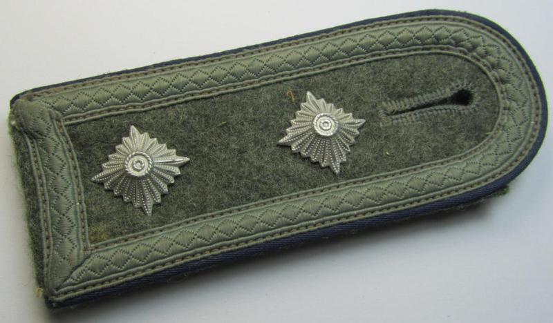 Attractive - albeit regrettably single! - so-called: 'M41'- (ie. 'M43'-) pattern, WH (Heeres) NCO-type shoulderstrap as was intended for - and/or moderately worn by! - an: 'Oberfeldwebel eines Sanitäts-Abteilungs o. Regiments'