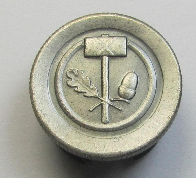 Detailed, silver-toned, TR-period-membership-badge (ie. 'Mitgliedsabzeichen') as was intended to signify membership within the: 'Reichsstand des Deutschen Handwerks' being a maker- (ie. 'GM'-) marked example