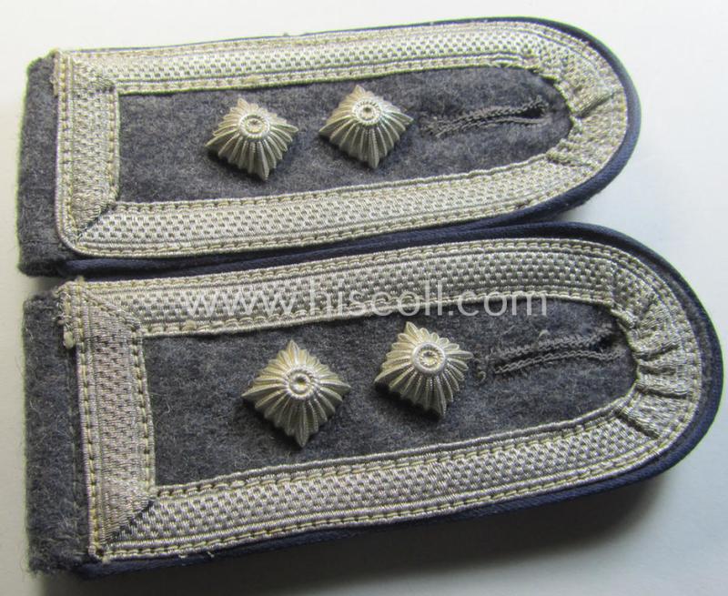 Attractive - and/or fully matching! - pair of WH (Luftwaffe) NCO-type shoulderstraps as piped in the darker-blue-coloured branchcolour as was intended for an: 'Oberfeldwebel der Sanitäts-Truppen'