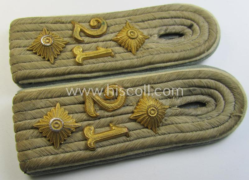 Attractive - and fully matching! - pair of WH (Heeres) neatly 'cyphered', officers'-type shoulderboards as (dual)piped in the white-coloured branchcolour as was intended for a: 'Hauptmann der Reserve des Infanterie-Regiments 21'