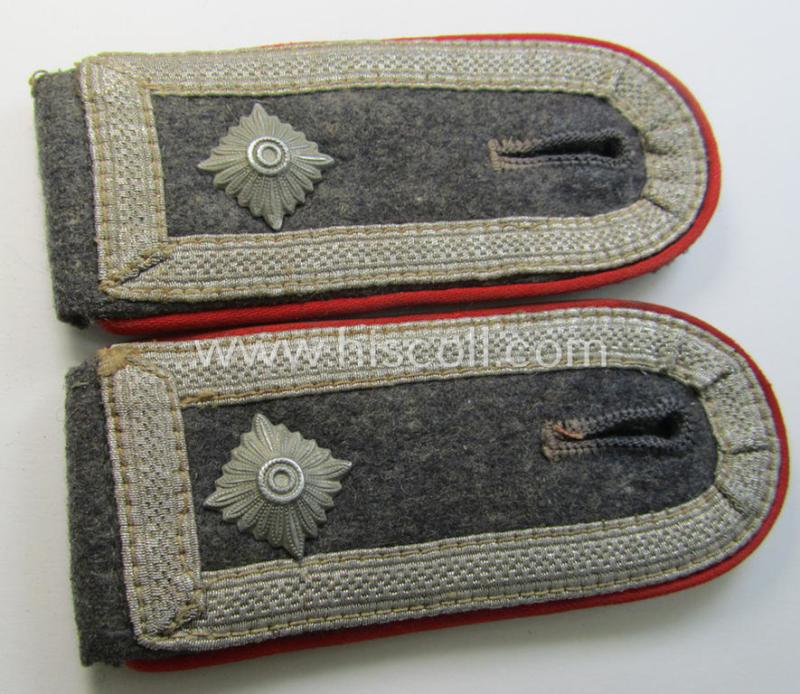 Attractive - and/or fully matching! - pair of WH (Luftwaffe) NCO-type shoulderstraps as was intended for usage by a: 'Wachtmeister o. Feldwebel eines Flakartillerie-Regiments o. Abteilungs'