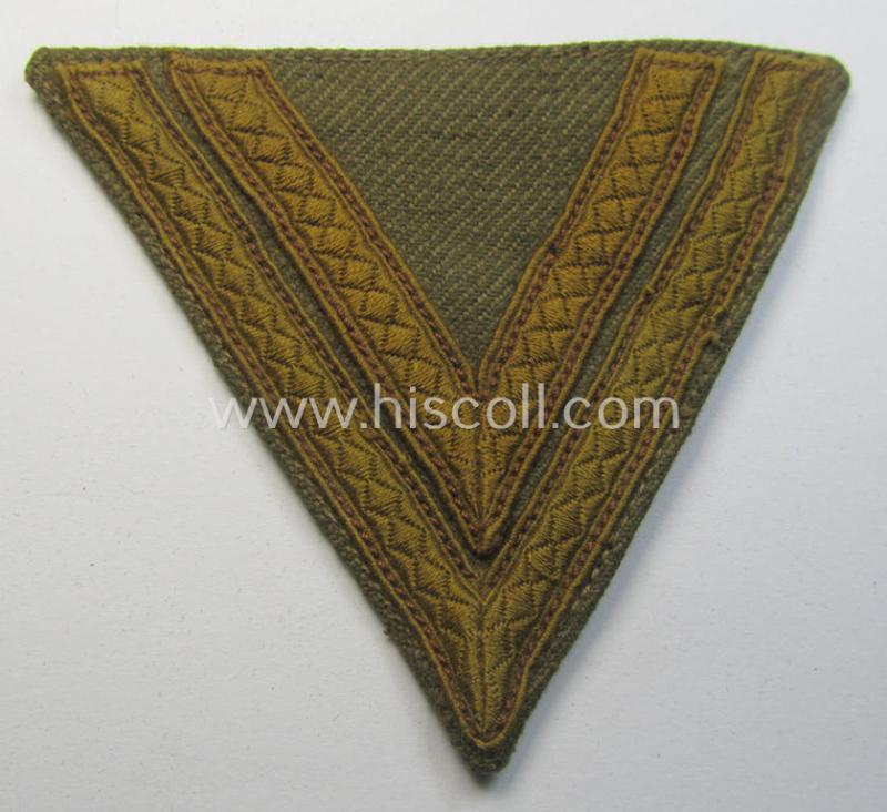 Superb - and rarely seen! - WH (Heeres) tropical-styled, 'Armwinkel' (or: arm-chevron) as executed on typical tan-coloured linnen as was specifically intended for usage by a soldier with the rank of: 'Obergefreiter'