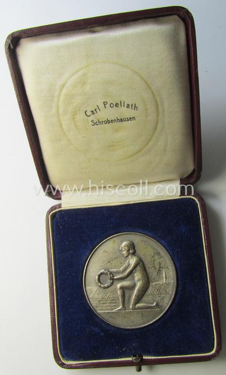 Unusual, silverish-toned 'TR'-period commemorative-award-plaque depicting a kneeling woman and entitled: 'Thüringsche Hauptland-Wirtschafts-Kammer' and that comes stored in its period- and 'Carl Poellath'-marked etui