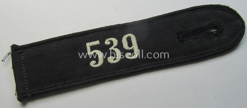 Neat - and naturally single! - black-piped 'DJ- o. Deutsches Jungvolk' shoulderstrap as was intended for usage by a: 'DJ-Mitglied' who served within the: 'Bann 539' (539 = 'Vöcklabruck') and that comes with its period-attached 'RzM'-etiket