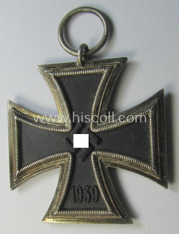 Attractive, 'Eisernes Kreuz II. Klasse' being a non-maker-marked example that comes together with its original- and once-mounted ribbon (ie. 'Bandabschnitt') as was (I deem) produced by the Austrian maker (ie. 'Hersteller'): 'Friedrich Orth'