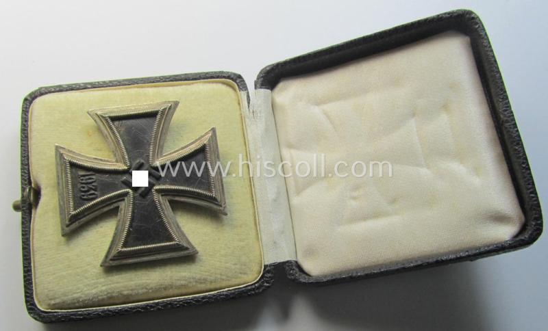 Attractive, 'Eisernes Kreuz 1. Kl.' (or: Iron Cross 1st class) being a non-maker-marked example that as was (I deem) produced by the Austrian maker (ie. 'Hersteller'): 'Friedrich Orth' and that comes in its original etui as issued