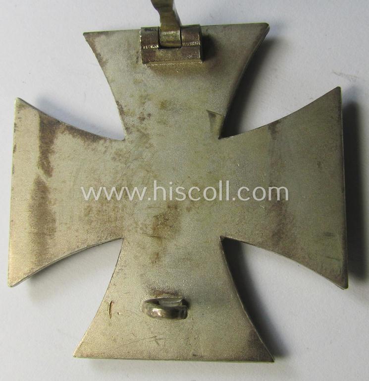 Attractive, 'Eisernes Kreuz 1. Kl.' (or: Iron Cross 1st class) being a non-maker-marked example that as was (I deem) produced by the Austrian maker (ie. 'Hersteller'): 'Friedrich Orth' and that comes in its original etui as issued