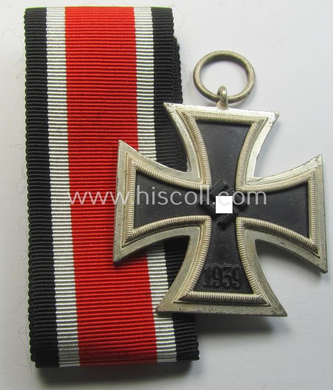 Attractive, 'Eisernes Kreuz II. Klasse' being a non-maker-marked example that comes together with its original- and never-mounted ribbon (ie. 'Bandabschnitt') as was (I deem) produced by the maker (ie. 'Hersteller'): 'Wächtler & Lange'