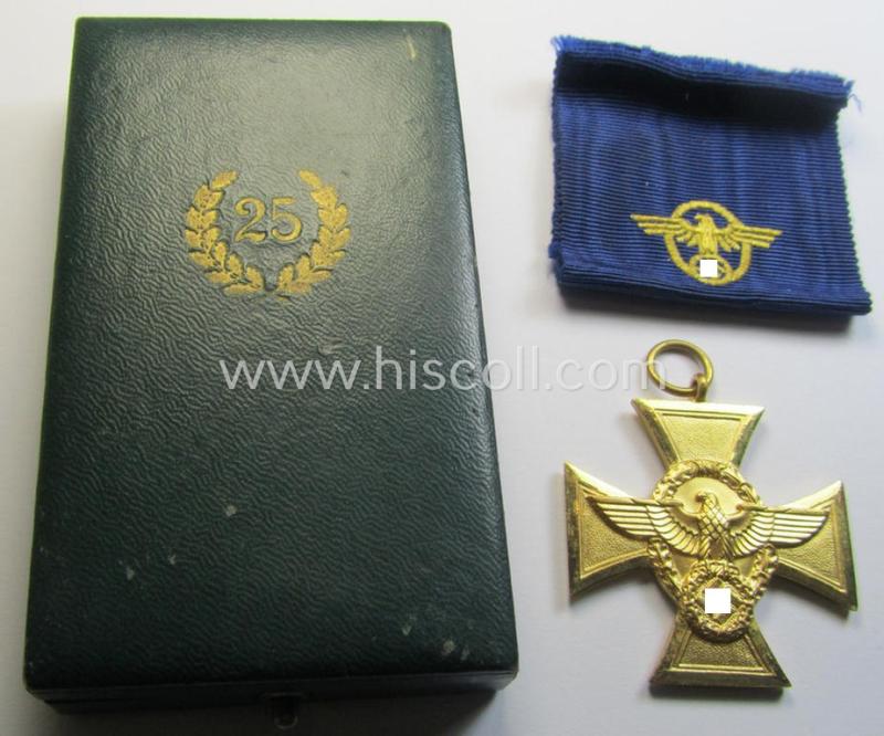 Superb, golden-class 'Polizei-Dienstauszeichnung 1. Stufe' (or: police loyal-service medal first-class) that comes stored in its period, green-coloured (and luxuriously styled!) etui and that comes with its accompanying ribbon (ie. 'Bandabschnitt')