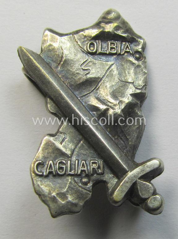 Attractive - very detailed and not that often seen! - WH (Heeres) lapel-pin (ie. 'Traditions- o. Erinnerungsabzeichen') as was worn and used by the members of the '90. Panzergrenadier-Division' (aka: 'Sardinienschild')