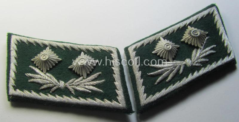 Attractive - and fully matching! - pair of TR-period, 'Zoll'- (ie. customs-) related officers'-type collar-patches (ie. 'Kragenspiegel') as executed in neat hand-embroidery as was intended for usage by a: 'Zollsekretär'