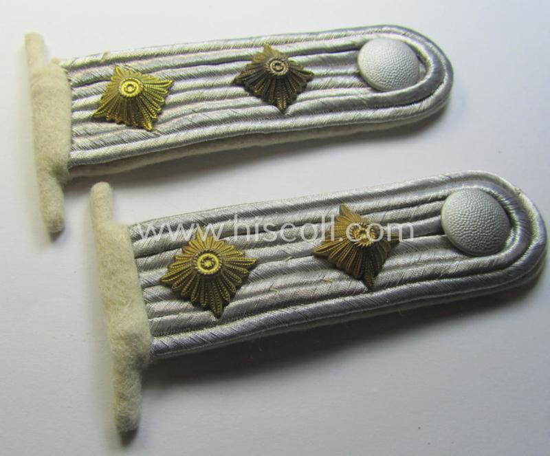 Attractive - and/or fully matching! - WH (Heeres), officers'-type shoulderboard-pair (that comes mounted on its unsually seen: 'Auf der Steg'-mounting!) as was intended for a: 'Hauptmann eines Infanterie-Regiments'