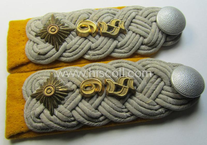 Superb - and fully matching! - pair of 'high-ranked', WH (Heeres) officers'-pattern shoulderstraps piped in golden-yellow as was intended for usage by an: 'Oberstleutnant des Kavallerie o. Aufklärungs-Schützen-Regiments 6'