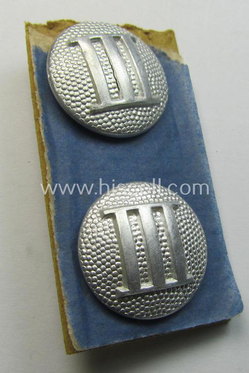 Interesting, pair of bright-silver-coloured WH (Heeres o. LW) shoulderstrap-buttons (ie. 'Schulterstückknöpfe') as were specifically intended for usage by the various WH-staff-members (denoting membership within the: '3. Bataillon')