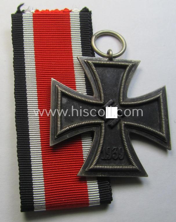 Attractive, 'Eisernes Kreuz II. Klasse' being a non-maker-marked example that comes together with its original- and never-mounted ribbon (ie. 'Bandabschnitt') as was (I deem) produced by the maker (ie. 'Hersteller'): 'J.E. Hammer & Söhne'