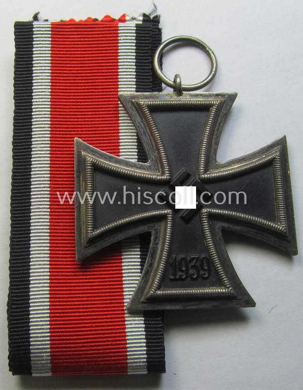 Attractive, 'Eisernes Kreuz II. Klasse' being a non-maker-marked example that comes together with its original- and never-mounted ribbon (ie. 'Bandabschnitt') as was (I deem) produced by the maker (ie. 'Hersteller'): 'AG für Heeresbedarf...'