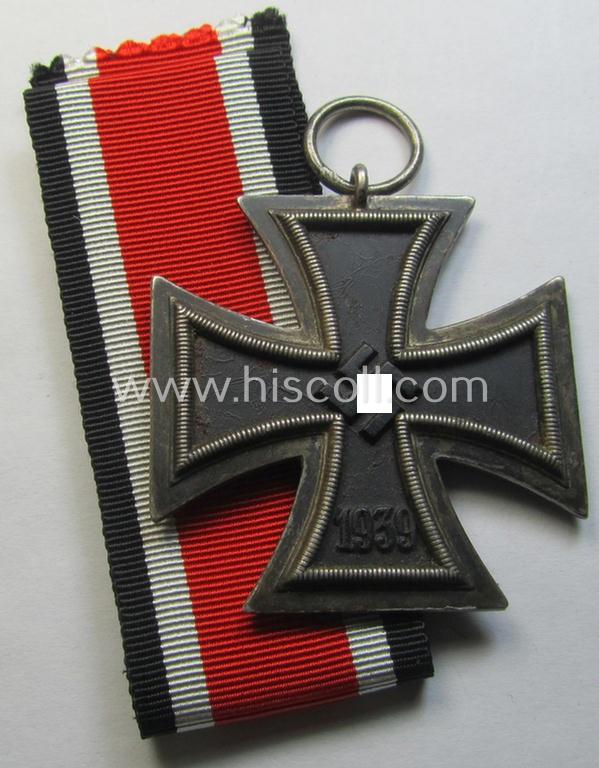 Attractive, 'Eisernes Kreuz II. Klasse' being a non-maker-marked example that comes together with its original- and never-mounted ribbon (ie. 'Bandabschnitt') as was (I deem) produced by the maker (ie. 'Hersteller'): 'AG der Hanauer Plakettenhst.'