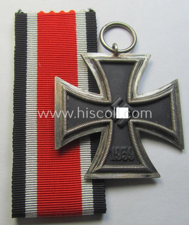 Attractive, 'Eisernes Kreuz II. Klasse' being a non-maker-marked example that comes together with its original- and never-mounted ribbon (ie. 'Bandabschnitt') as was (I deem) produced by the maker (ie. 'Hersteller'): 'Walter & Henlein'