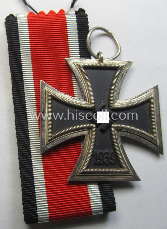 Attractive, 'Eisernes Kreuz II. Klasse' being a non-maker-marked example that comes together with its original- and never-mounted ribbon (ie. 'Bandabschnitt') as was (I deem) produced by the maker (ie. 'Hersteller'): 'Walter & Henlein'