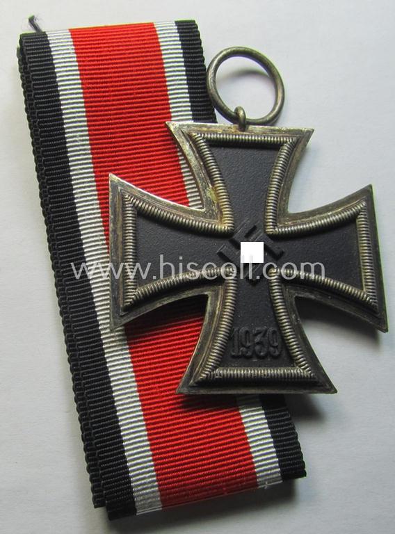 Attractive, 'Eisernes Kreuz II. Klasse' being a non-maker-marked example that comes together with its original- and never-mounted ribbon (ie. 'Bandabschnitt') as was (I deem) produced by the maker (ie. 'Hersteller'): 'Fritz Zimmermann'